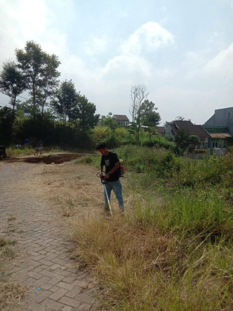 Tri Dharma pembersihan rumput untuk jalan